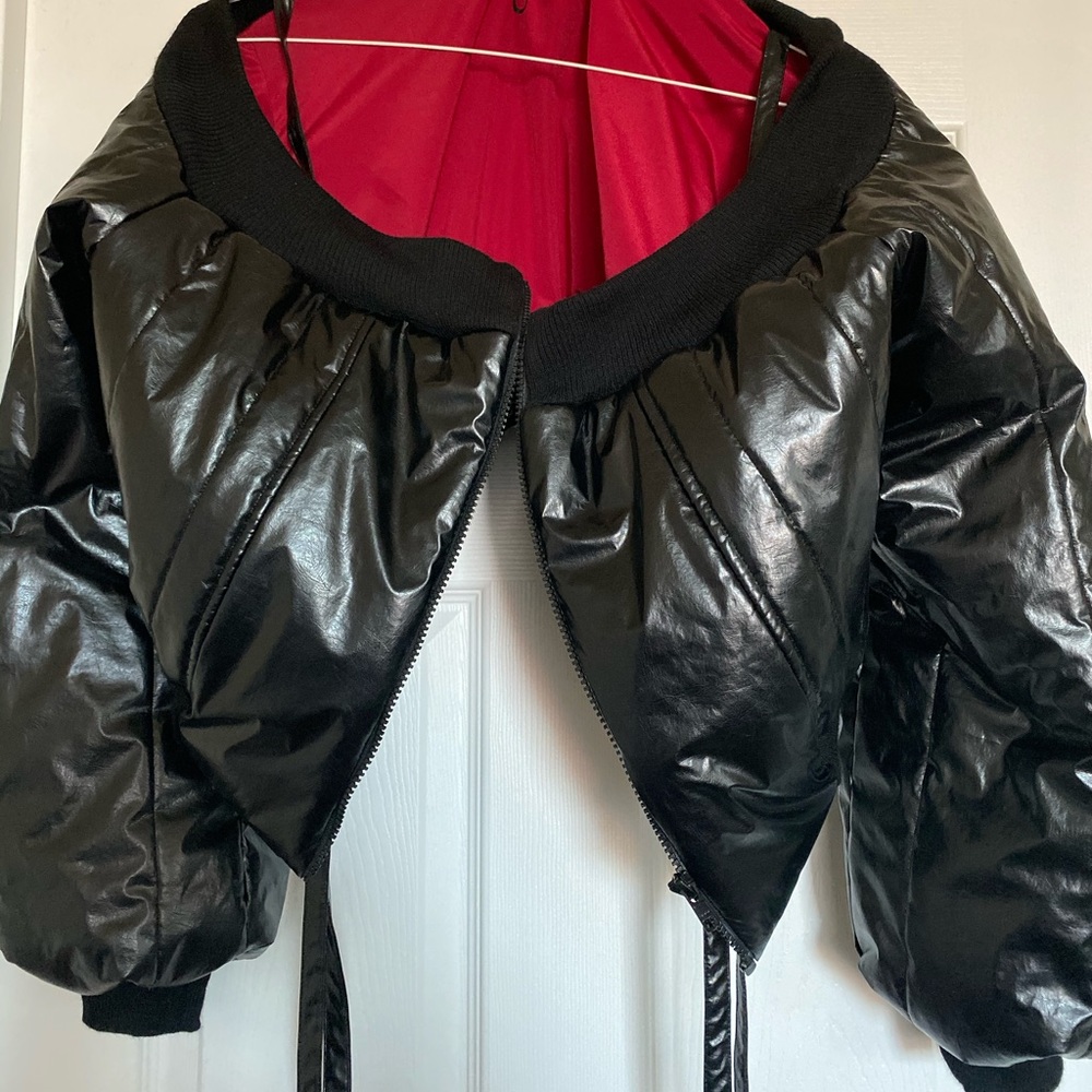 Cold shoulder patent black leather cropped jacket